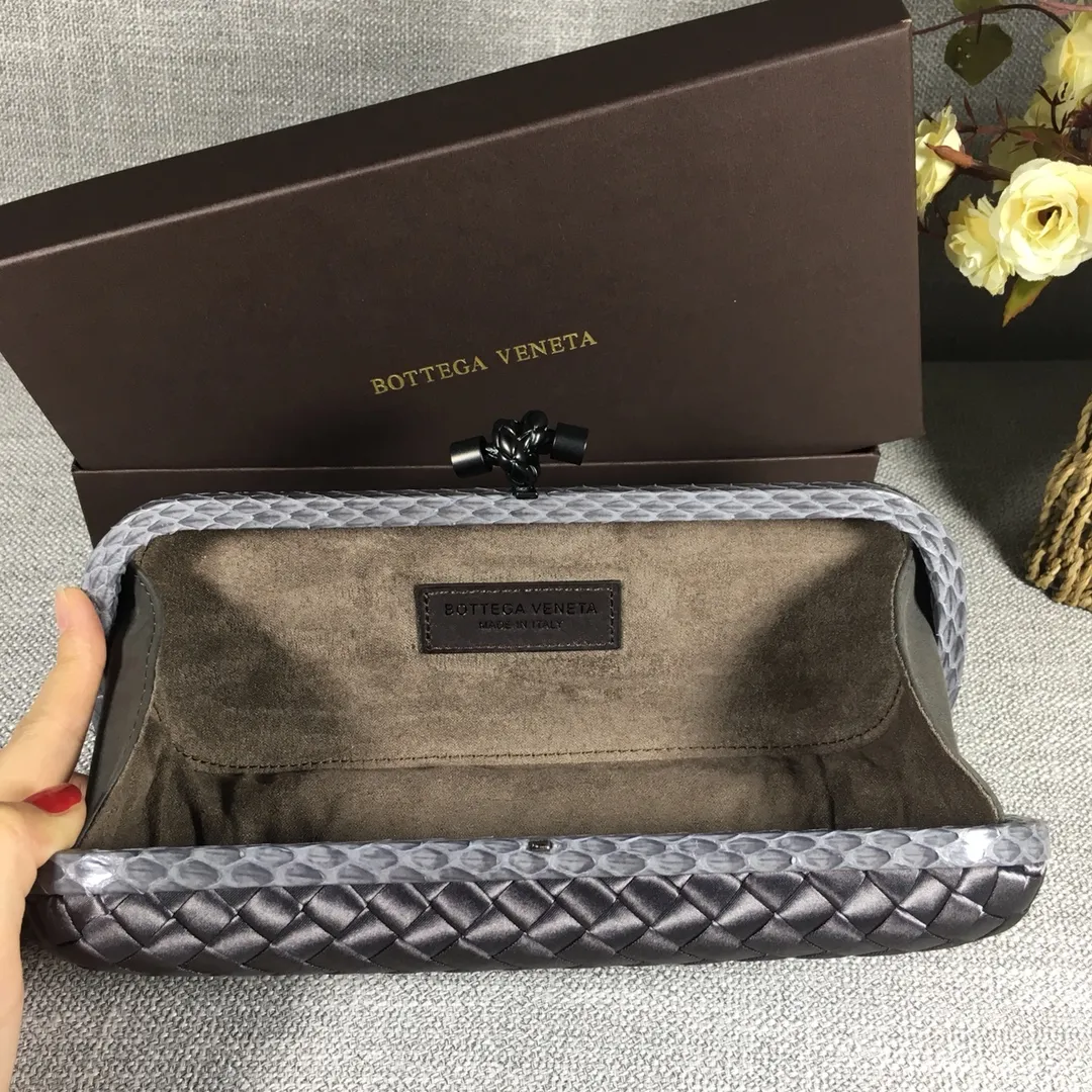 8651 Large Classic Dinner Bag ~~~Snake leather with ribbon ~~~Dense and slippery, not easy to fluff, can hold iPhones of all sizes! Size: 25cm*9.5cm*4cm